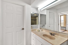 21st Floor Condo With View of Ko'olau Mountains and the Ala Wai Canal 