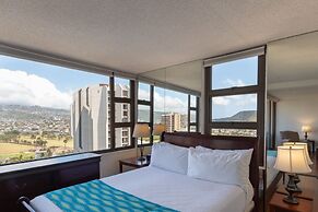21st Floor Condo With View of Ko'olau Mountains and the Ala Wai Canal 