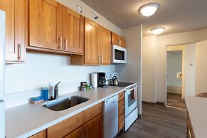 21st Floor Condo With View of Ko'olau Mountains and the Ala Wai Canal 