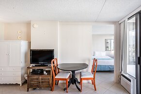 21st Floor Condo With View of Ko'olau Mountains and the Ala Wai Canal 