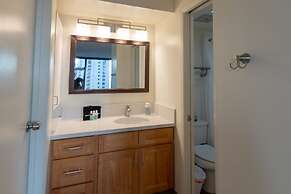 21st Floor Condo With View of Ko'olau Mountains and the Ala Wai Canal 