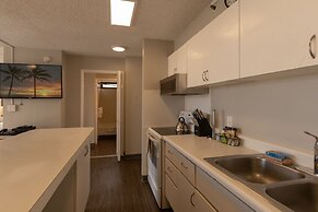 21st Floor Condo With View of Ko'olau Mountains and the Ala Wai Canal 