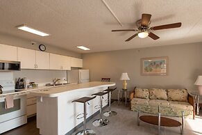 21st Floor Condo With View of Ko'olau Mountains and the Ala Wai Canal 