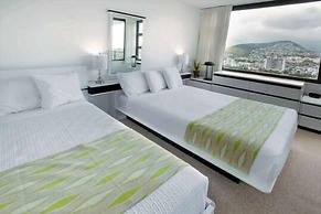 21st Floor Condo With View of Ko'olau Mountains and the Ala Wai Canal 