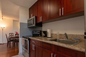 21st Floor Condo With View of Ko'olau Mountains and the Ala Wai Canal 