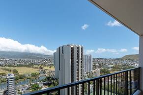 21st Floor Condo With View of Ko'olau Mountains and the Ala Wai Canal 