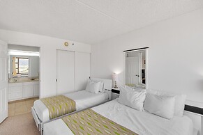 21st Floor Condo With View of Ko'olau Mountains and the Ala Wai Canal 