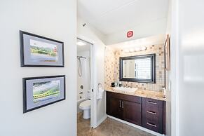 Spacious 14th Floor Corner Suite, Partial Diamond Head and Ocean Views