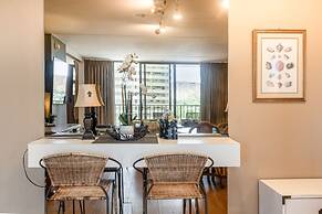 Spacious 14th Floor Corner Suite, Partial Diamond Head and Ocean Views