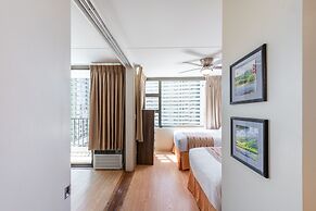 Spacious 14th Floor Corner Suite, Partial Diamond Head and Ocean Views