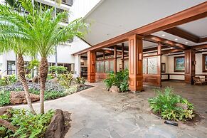 Spacious 14th Floor Corner Suite, Partial Diamond Head and Ocean Views