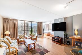 Spacious 14th Floor Corner Suite, Partial Diamond Head and Ocean Views