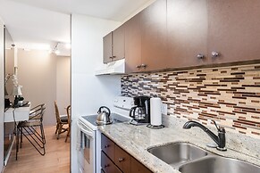 Spacious 14th Floor Corner Suite, Partial Diamond Head and Ocean Views