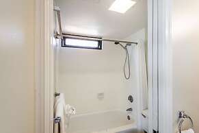 Spacious 14th Floor Corner Suite, Partial Diamond Head and Ocean Views