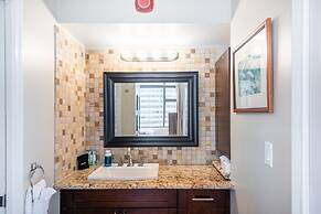 Spacious 14th Floor Corner Suite, Partial Diamond Head and Ocean Views