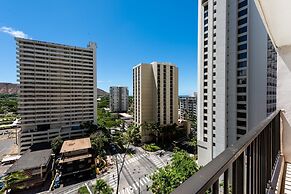Spacious 14th Floor Corner Suite, Partial Diamond Head and Ocean Views