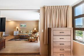 Spacious 14th Floor Corner Suite, Partial Diamond Head and Ocean Views