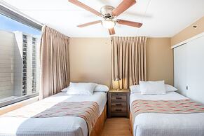 Spacious 14th Floor Corner Suite, Partial Diamond Head and Ocean Views