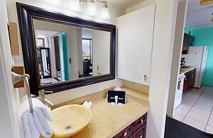 Deluxe Condo Near Waikiki Beach - Free Parking by Koko Resort Vacation