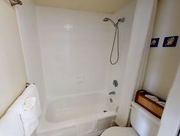 Deluxe Condo Near Waikiki Beach - Free Parking by Koko Resort Vacation