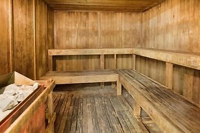 Deluxe Condo Near Waikiki Beach - Free Parking by Koko Resort Vacation