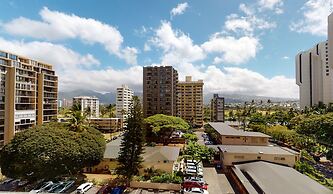 Deluxe Condo Near Waikiki Beach - Free Parking by Koko Resort Vacation