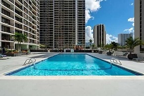 High Rise Ocean View Waikiki Condo, FREE Parking & Wi-Fi by Koko Resor