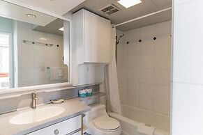 High Rise Ocean View Waikiki Condo, FREE Parking & Wi-Fi by Koko Resor