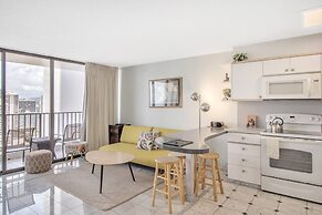 High Rise Ocean View Waikiki Condo, FREE Parking & Wi-Fi by Koko Resor