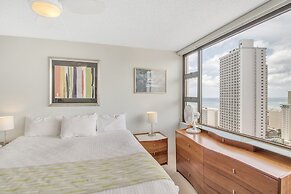 High Rise Ocean View Waikiki Condo, FREE Parking & Wi-Fi by Koko Resor