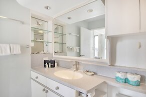 High Rise Ocean View Waikiki Condo, FREE Parking & Wi-Fi by Koko Resor