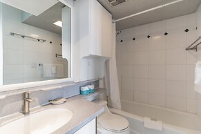 High Rise Ocean View Waikiki Condo, FREE Parking & Wi-Fi by Koko Resor