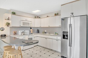 High Rise Ocean View Waikiki Condo, FREE Parking & Wi-Fi by Koko Resor