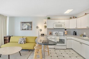 High Rise Ocean View Waikiki Condo, FREE Parking & Wi-Fi by Koko Resor