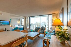Updated Waikiki Condo with Mountain Views - 22nd floor, Free parking &