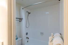 Updated Waikiki Condo with Mountain Views - 22nd floor, Free parking &