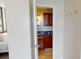 36th Floor Deluxe Ocean View Condo with Free Parking & Wifi by Koko Re