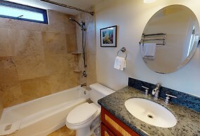 36th Floor Deluxe Ocean View Condo with Free Parking & Wifi by Koko Re