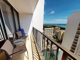 36th Floor Deluxe Ocean View Condo with Free Parking & Wifi by Koko Re
