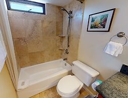 36th Floor Deluxe Ocean View Condo with Free Parking & Wifi by Koko Re