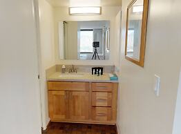 Deluxe Ocean and Diamond Head View Waikiki Condo, Free parking! by Kok