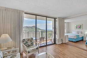 Deluxe Ocean and Diamond Head View Waikiki Condo, Free parking! by Kok