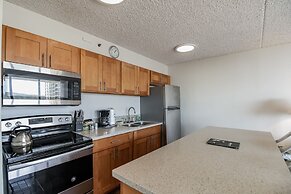 Deluxe Ocean and Diamond Head View Waikiki Condo, Free parking! by Kok
