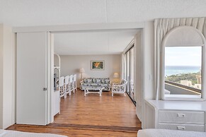 Deluxe Ocean and Diamond Head View Waikiki Condo, Free parking! by Kok