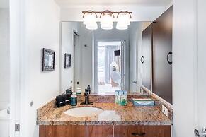 Deluxe Condo with Pool View, Free Parking & Wi-Fi by Koko Resort Vacat