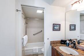 Deluxe Condo with Pool View, Free Parking & Wi-Fi by Koko Resort Vacat