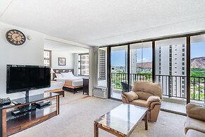 Excellent Diamond Head View Condo - Remodeled, Free Parking! by Koko R