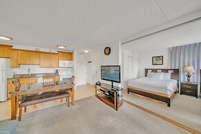 Excellent Diamond Head View Condo - Remodeled, Free Parking! by Koko R