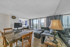 Excellent Diamond Head View Condo - Remodeled, Free Parking! by Koko R