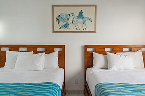 Gorgeous High Rise Waikiki Condo with Ocean and Diamond Head Views by 